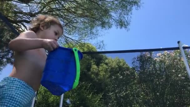 Toddler Boy Playing Pool Bucket — Stockvideo