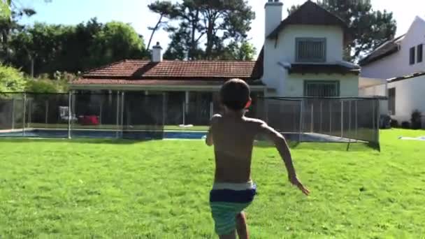 Bambino Che Corre All Aperto Salta Dentro Piscina — Video Stock