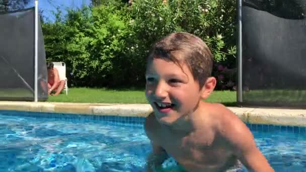 Kinderduiken Het Water Bij Het Zwembad — Stockvideo