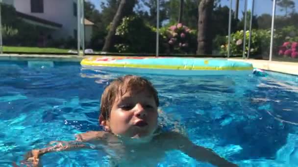 小孩在游泳池游泳 — 图库视频影像