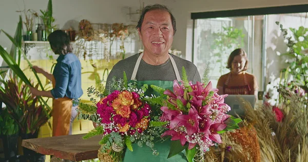Азіатсько Американський Бізнесмен Підприємець Квіткарні Стоїть Тримаючи Два Букети Квіткових — стокове фото