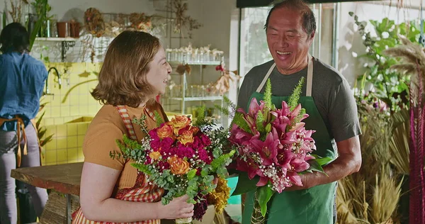Співробітники Квіткового Магазину Тримають Квіти Розмові Щасливий Місцевий Власник Малого — стокове фото