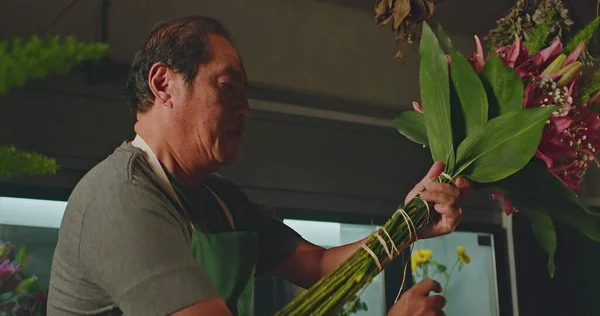 Small Business Employee Flower Shop Creating Bouquet Flowers Arraignment Asian — Fotografia de Stock