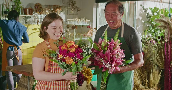 Співробітники Квіткового Магазину Тримають Квіти Розмові Щасливий Місцевий Власник Малого — стокове фото