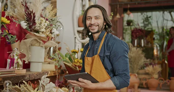 Portrait Male Worker Wearing Apron Holding Tablet Turns Head Camera — Fotografia de Stock