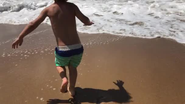 蹒跚学步的男孩在海滩玩 — 图库视频影像