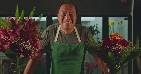 Portrait Asian American Florist Flower Counter Small Business Store Smiling — Fotografia de Stock