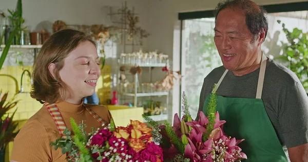 Flower Shop Employees Holding Flowers Conversation Happy Local Small Business — Fotografia de Stock