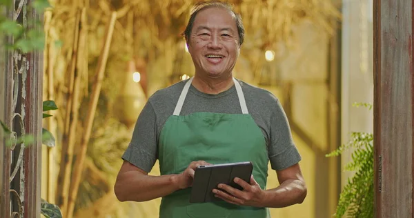 Portrait Asian American Entrepreneur Wearing Apron Holding Tablet Shop Small — Fotografia de Stock