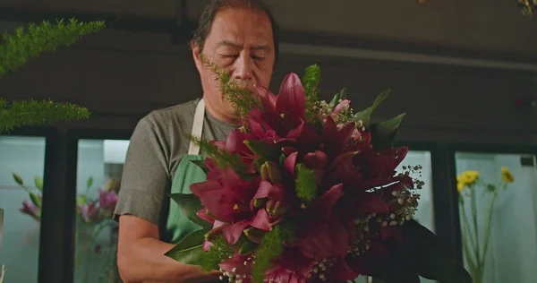 Small Business Employee Flower Shop Creating Bouquet Flowers Arraignment Asian — Fotografia de Stock
