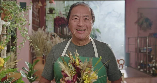 Portrait Asian American Entrepreneur Owner Local Small Business Wearing Apron — Fotografia de Stock