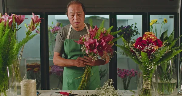 Small Business Employee Flower Shop Creating Bouquet Flowers Arraignment Asian — Fotografia de Stock