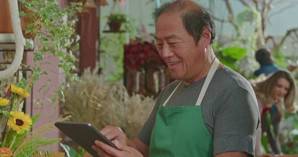 Asian American Business Owner Using Tablet Technology Small Business Store — Fotografia de Stock