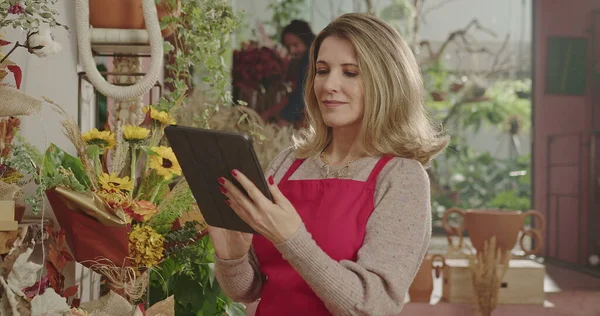 One Happy Middle Aged Female Entrepreneur Holding Tablet Standing Flower — Fotografia de Stock