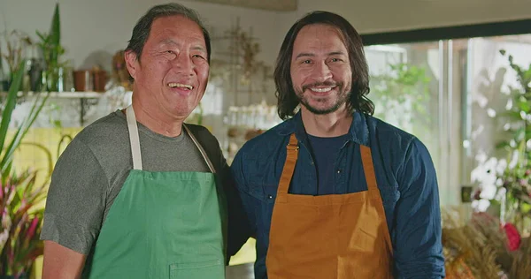 Два Чоловіки Співробітники Квіткового Магазину Стояли Посміхаючись Старший Молодший Персонал — стокове фото