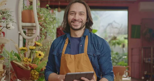 Portrait Male Worker Wearing Apron Holding Tablet Turns Head Camera — Fotografia de Stock