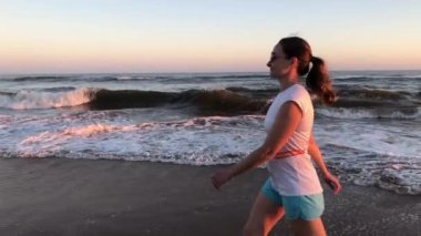 Deniz kenarında yürüyen kadın