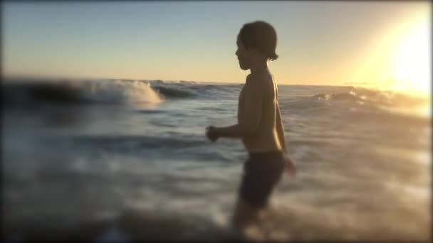 Happy Child Jongen Spelen Met Strand Golven — Stockvideo