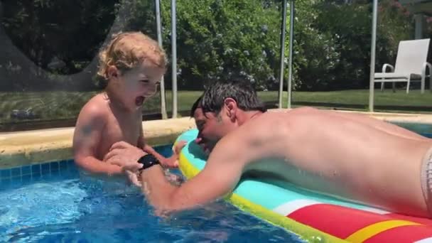Niño Padre Piscina Jugando Burlándose Salpicando Agua — Vídeos de Stock
