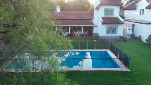 Exterior Home Garden Lawn Swimming Pool House Captured Drone — Stockvideo