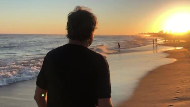 Back Man Walking Beach Sunlight Sun Shining — Stok video