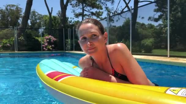Frau Schreit Die Kamera Pool Frau Brüllt Urlaub — Stockvideo