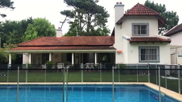 Residential Home Exterior Backyard Swimming Pool — стоковое видео