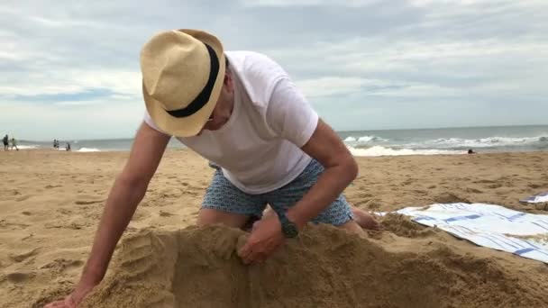 Літній Чоловік Будує Замок Пісок Пляжі — стокове відео