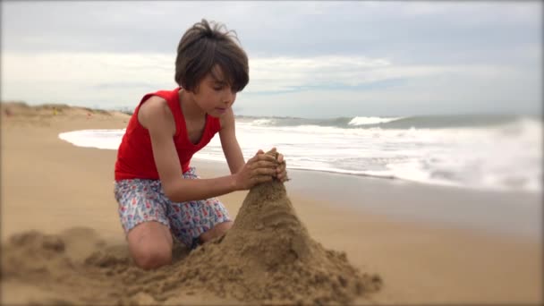 Παιδί Παίζει Άμμο Στην Παραλία Χτίζοντας Βουνό — Αρχείο Βίντεο
