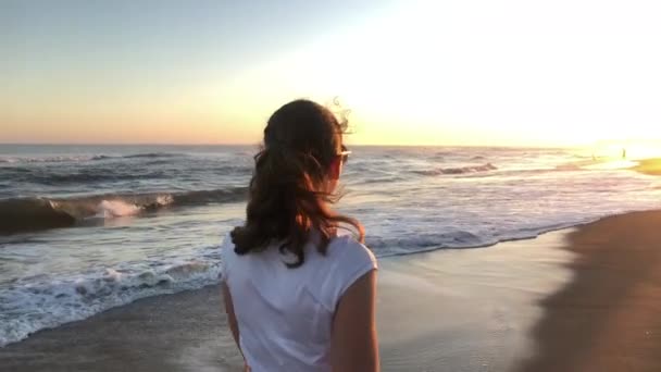 Молодая Женщина Идущая Солнцу Берегу — стоковое видео