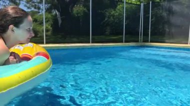 Aile yaz tatillerinde yüzme havuzunun keyfini çıkarıyor