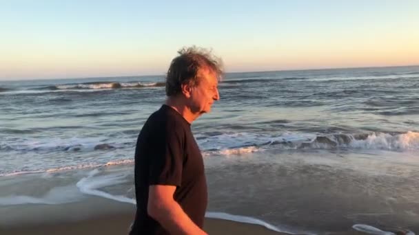 Літній Чоловік Ходить Пляжі Під Час Заходу Сонця — стокове відео