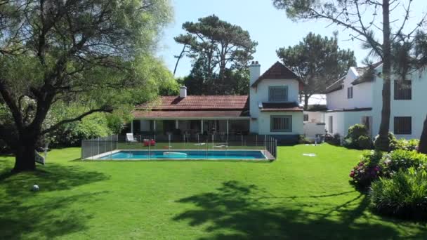 Establishing Shot Beautiful Traditional Home Lawn Swimming Pool Bright Sunny — Stok video