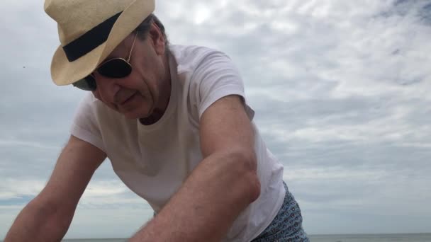 Старший Чоловік Будує Замок Пляжі — стокове відео
