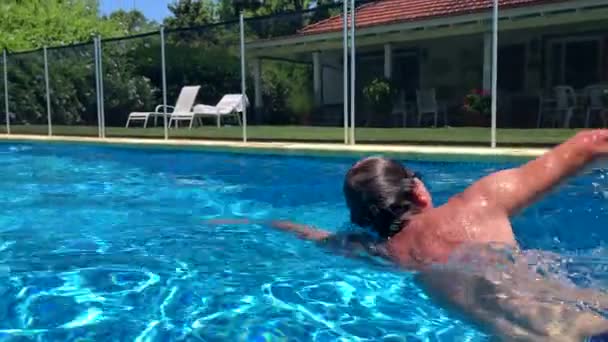 Пожилой Человек Плавает Дома Открытом Воздухе Старший Мужчина Бассейне Упражнения — стоковое видео