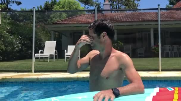 Hombre Limpiando Cara Piscina Agua Metió Ojo — Vídeos de Stock