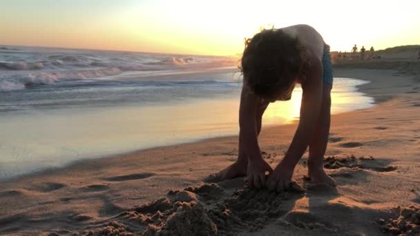 Baby Toddler Playing Sand Beach Sunset Sun Flare — Stok video