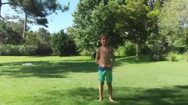 Enfant Extérieur Debout Maison Pelouse Jardin — Video