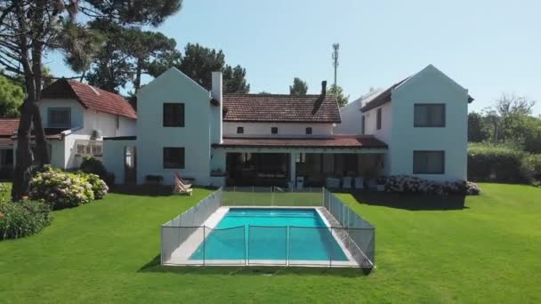 Beautiful Exterior Home Green Grass Swimming Pool — Vídeos de Stock