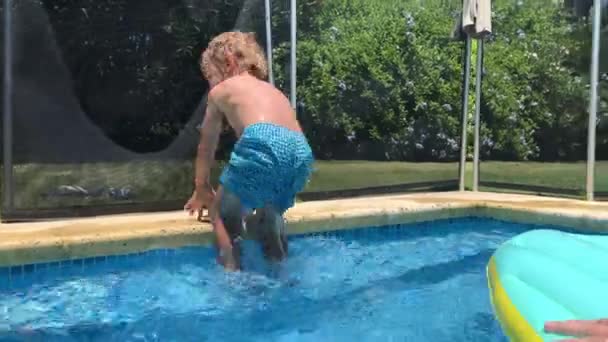 Kind Stapt Uit Het Zwembad — Stockvideo