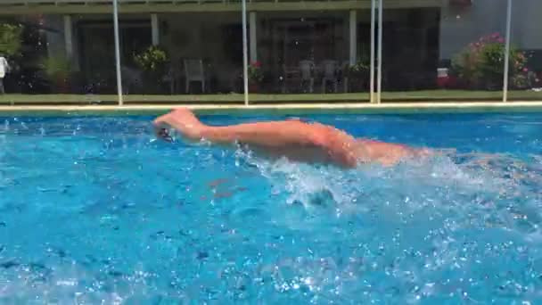 Ηλικιωμένος Άνδρας Που Κολυμπά Στην Εξωτερική Πισίνα — Αρχείο Βίντεο