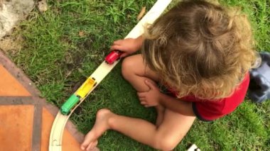 yürümeye başlayan çocuk oyuncakları ile oynarken