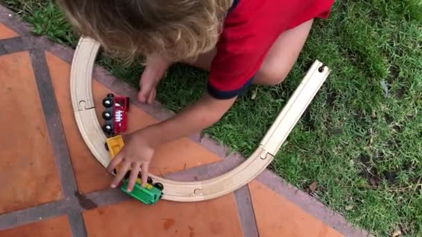 Kisgyerek Fiú Játszik Játékokkal — Stock videók
