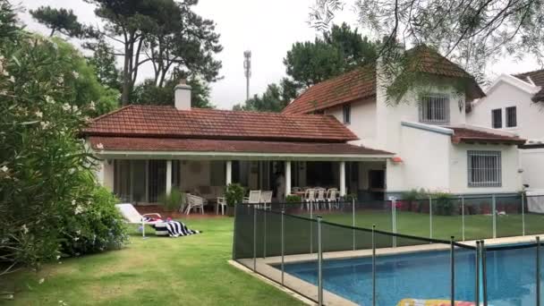 Residential Home Exterior Backyard Swimming Pool — стоковое видео