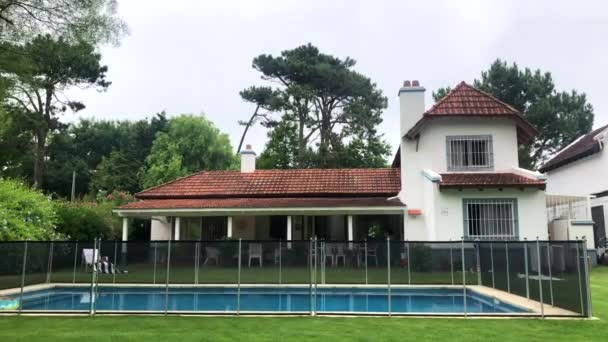 Residential Home Exterior Backyard Swimming Pool — ストック動画