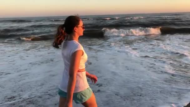 Młoda Kobieta Spaceru Plaży — Wideo stockowe