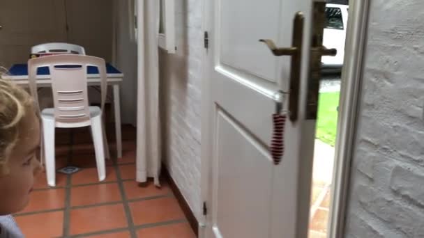 Dziecko Zamykające Drzwi Wejściowe — Wideo stockowe