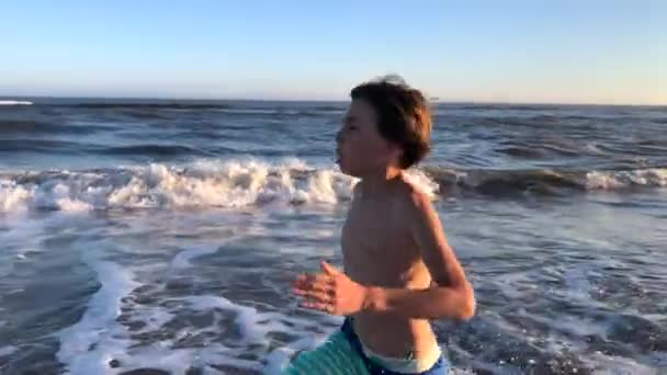 Νεαρό Αγόρι Που Τρέχει Στην Παραλία — Αρχείο Βίντεο