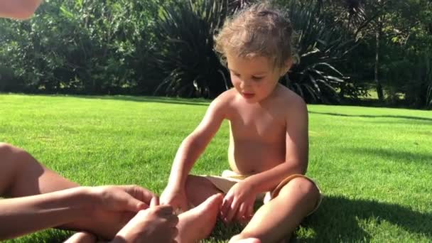 Frères Sœurs Assis Ensemble Dehors Dans Jardin Maison — Video