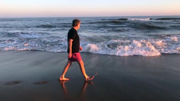 Літній Чоловік Ходить Пляжі Під Час Заходу Сонця Медитативна Старша — стокове відео